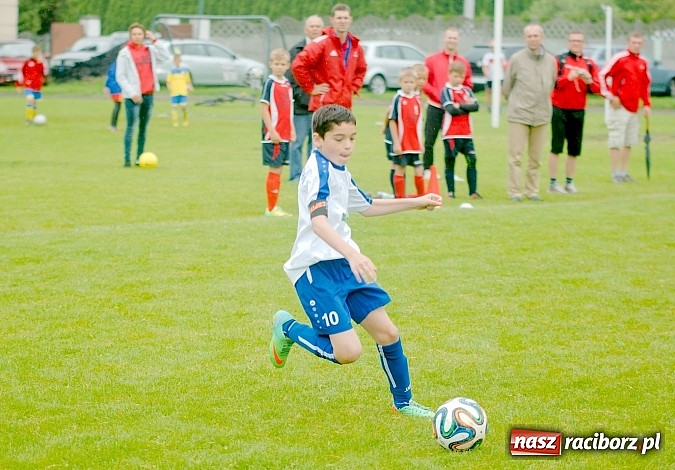 Zdjęcie w galerii na portalu naszraciborz.pl: Tworków Cup 2015: Deszczowy drugi dzień piłkarskich zmagań. Naprzód lepszy od Startu. Puchar pojechał do Rydułtów wiadomości z regionu