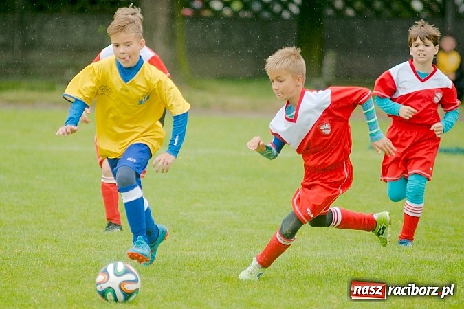 Zdjęcie w galerii na portalu naszraciborz.pl: Tworków Cup 2015: Deszczowy drugi dzień piłkarskich zmagań. Naprzód lepszy od Startu. Puchar pojechał do Rydułtów wiadomości z regionu