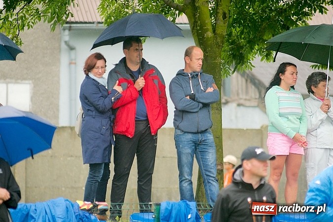 Zdjęcie w galerii na portalu naszraciborz.pl: Tworków Cup 2015: Deszczowy drugi dzień piłkarskich zmagań. Naprzód lepszy od Startu. Puchar pojechał do Rydułtów wiadomości z regionu