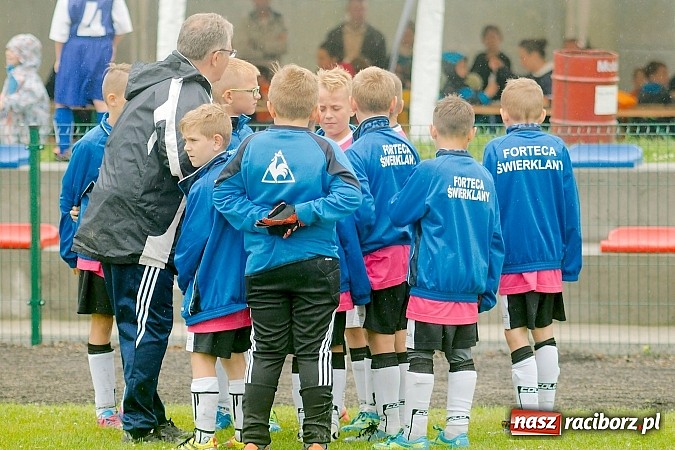 Zdjęcie w galerii na portalu naszraciborz.pl: Tworków Cup 2015: Deszczowy drugi dzień piłkarskich zmagań. Naprzód lepszy od Startu. Puchar pojechał do Rydułtów wiadomości z regionu