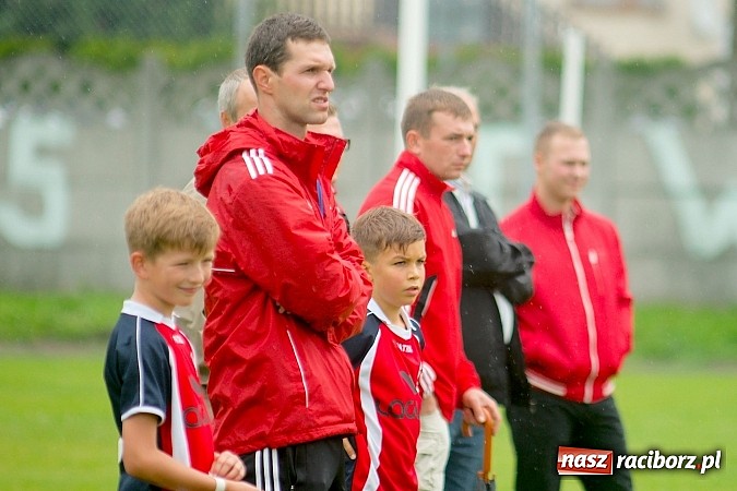 Zdjęcie w galerii na portalu naszraciborz.pl: Tworków Cup 2015: Deszczowy drugi dzień piłkarskich zmagań. Naprzód lepszy od Startu. Puchar pojechał do Rydułtów wiadomości z regionu