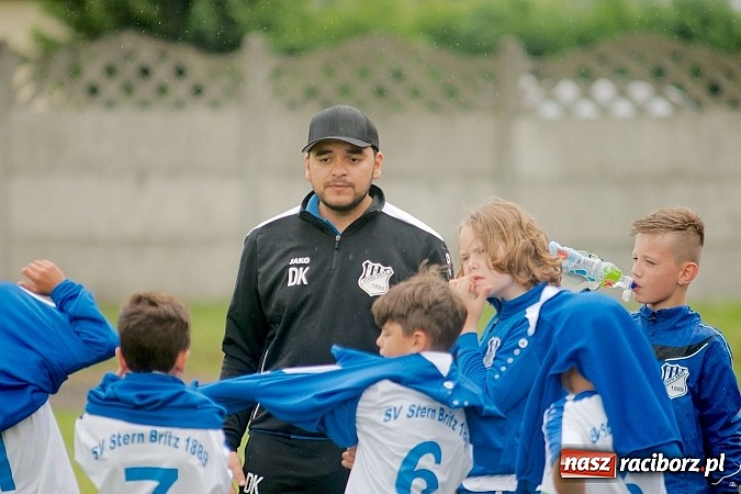 Zdjęcie w galerii na portalu naszraciborz.pl: Tworków Cup 2015: Deszczowy drugi dzień piłkarskich zmagań. Naprzód lepszy od Startu. Puchar pojechał do Rydułtów wiadomości z regionu