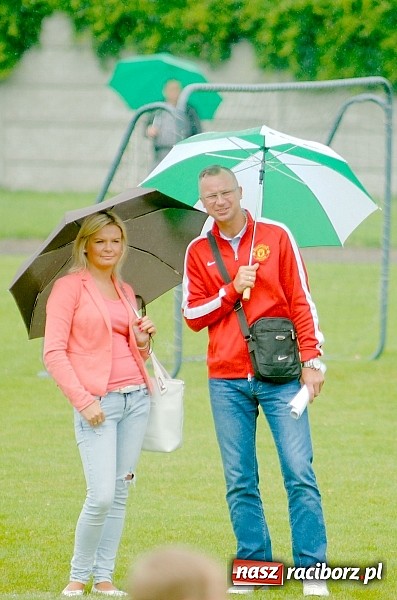 Zdjęcie w galerii na portalu naszraciborz.pl: Tworków Cup 2015: Deszczowy drugi dzień piłkarskich zmagań. Naprzód lepszy od Startu. Puchar pojechał do Rydułtów wiadomości z regionu