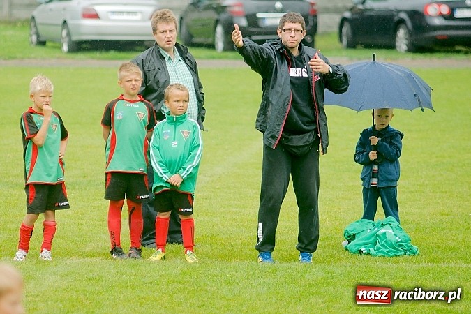 Zdjęcie w galerii na portalu naszraciborz.pl: Tworków Cup 2015: Deszczowy drugi dzień piłkarskich zmagań. Naprzód lepszy od Startu. Puchar pojechał do Rydułtów wiadomości z regionu