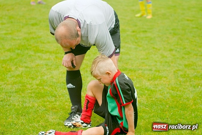Zdjęcie w galerii na portalu naszraciborz.pl: Tworków Cup 2015: Deszczowy drugi dzień piłkarskich zmagań. Naprzód lepszy od Startu. Puchar pojechał do Rydułtów wiadomości z regionu