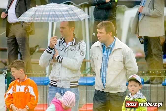 Zdjęcie w galerii na portalu naszraciborz.pl: Tworków Cup 2015: Deszczowy drugi dzień piłkarskich zmagań. Naprzód lepszy od Startu. Puchar pojechał do Rydułtów wiadomości z regionu