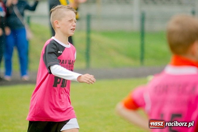Zdjęcie w galerii na portalu naszraciborz.pl: Tworków Cup 2015: Deszczowy drugi dzień piłkarskich zmagań. Naprzód lepszy od Startu. Puchar pojechał do Rydułtów wiadomości z regionu
