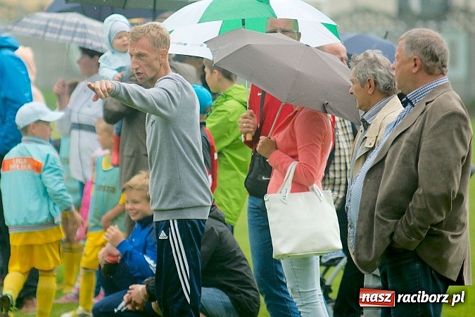 Zdjęcie w galerii na portalu naszraciborz.pl: Tworków Cup 2015: Deszczowy drugi dzień piłkarskich zmagań. Naprzód lepszy od Startu. Puchar pojechał do Rydułtów wiadomości z regionu