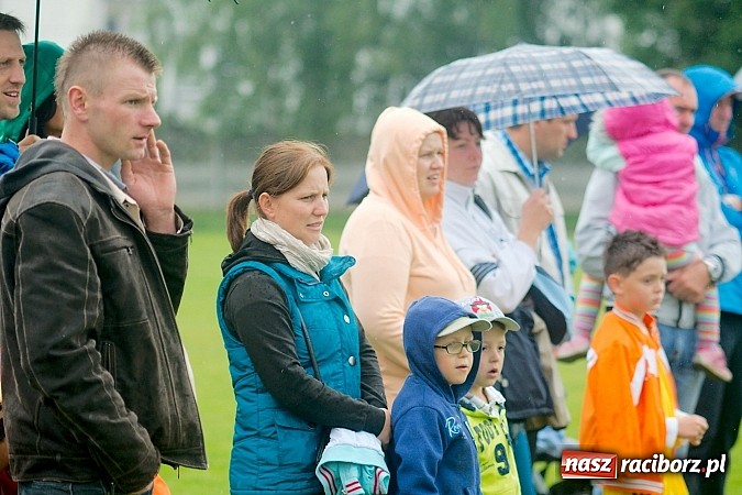 Zdjęcie w galerii na portalu naszraciborz.pl: Tworków Cup 2015: Deszczowy drugi dzień piłkarskich zmagań. Naprzód lepszy od Startu. Puchar pojechał do Rydułtów wiadomości z regionu