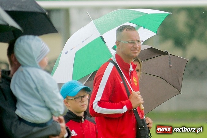 Zdjęcie w galerii na portalu naszraciborz.pl: Tworków Cup 2015: Deszczowy drugi dzień piłkarskich zmagań. Naprzód lepszy od Startu. Puchar pojechał do Rydułtów wiadomości z regionu