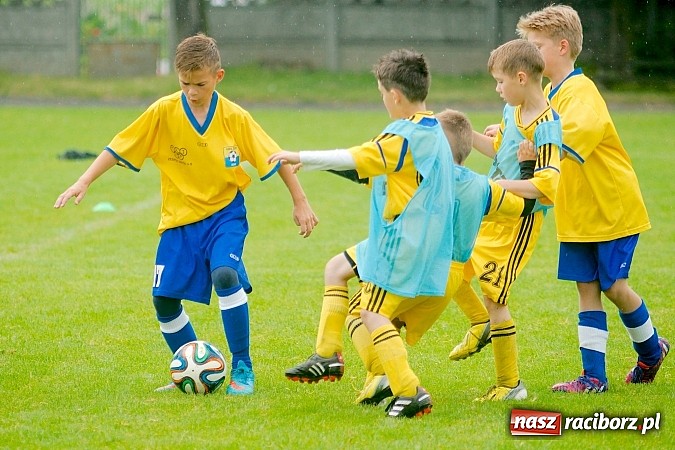 Zdjęcie w galerii na portalu naszraciborz.pl: Tworków Cup 2015: Deszczowy drugi dzień piłkarskich zmagań. Naprzód lepszy od Startu. Puchar pojechał do Rydułtów wiadomości z regionu