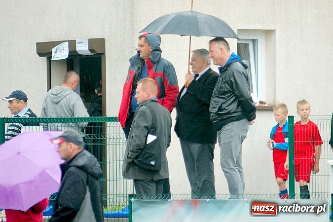 Zdjęcie w galerii na portalu naszraciborz.pl: Tworków Cup 2015: Deszczowy drugi dzień piłkarskich zmagań. Naprzód lepszy od Startu. Puchar pojechał do Rydułtów wiadomości z regionu