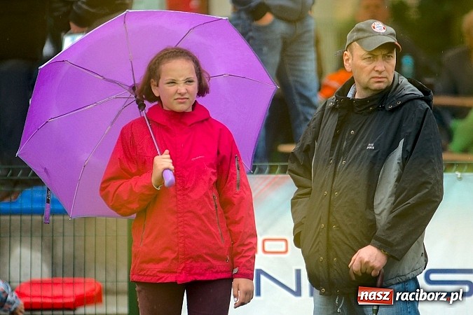 Zdjęcie w galerii na portalu naszraciborz.pl: Tworków Cup 2015: Deszczowy drugi dzień piłkarskich zmagań. Naprzód lepszy od Startu. Puchar pojechał do Rydułtów wiadomości z regionu