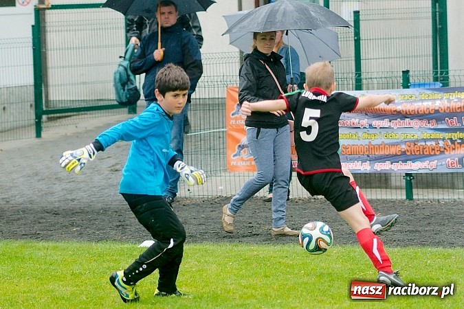 Zdjęcie w galerii na portalu naszraciborz.pl: Tworków Cup 2015: Deszczowy drugi dzień piłkarskich zmagań. Naprzód lepszy od Startu. Puchar pojechał do Rydułtów wiadomości z regionu