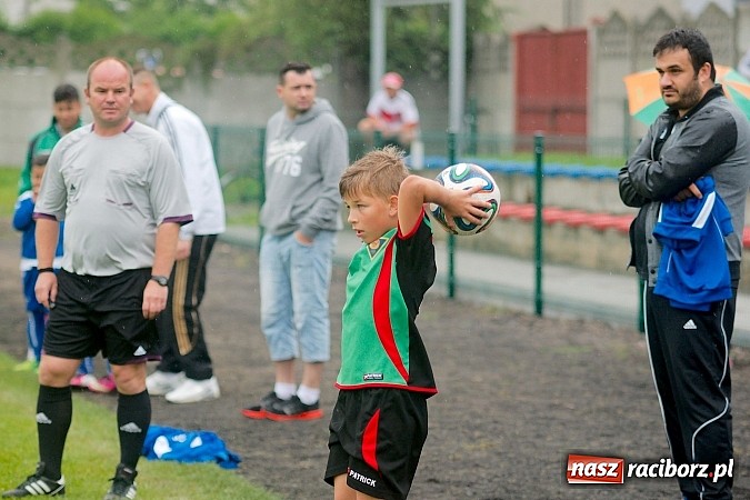Zdjęcie w galerii na portalu naszraciborz.pl: Tworków Cup 2015: Deszczowy drugi dzień piłkarskich zmagań. Naprzód lepszy od Startu. Puchar pojechał do Rydułtów wiadomości z regionu