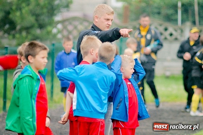 Zdjęcie w galerii na portalu naszraciborz.pl: Tworków Cup 2015: Deszczowy drugi dzień piłkarskich zmagań. Naprzód lepszy od Startu. Puchar pojechał do Rydułtów wiadomości z regionu