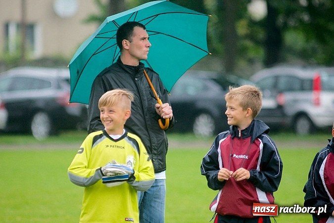 Zdjęcie w galerii na portalu naszraciborz.pl: Tworków Cup 2015: Deszczowy drugi dzień piłkarskich zmagań. Naprzód lepszy od Startu. Puchar pojechał do Rydułtów wiadomości z regionu
