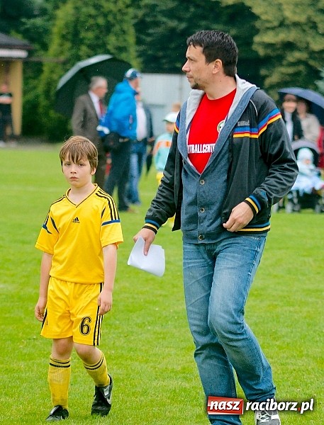 Zdjęcie w galerii na portalu naszraciborz.pl: Tworków Cup 2015: Deszczowy drugi dzień piłkarskich zmagań. Naprzód lepszy od Startu. Puchar pojechał do Rydułtów wiadomości z regionu