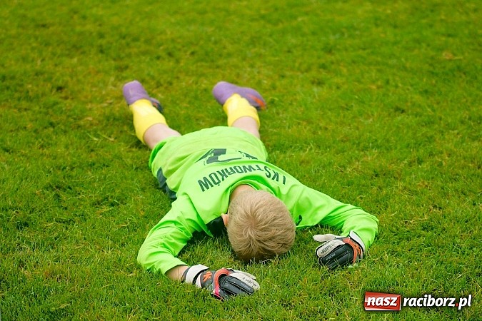 Zdjęcie w galerii na portalu naszraciborz.pl: Tworków Cup 2015: Deszczowy drugi dzień piłkarskich zmagań. Naprzód lepszy od Startu. Puchar pojechał do Rydułtów wiadomości z regionu