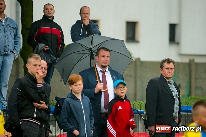 Zdjęcie w galerii na portalu naszraciborz.pl: Tworków Cup 2015: Deszczowy drugi dzień piłkarskich zmagań. Naprzód lepszy od Startu. Puchar pojechał do Rydułtów wiadomości z regionu