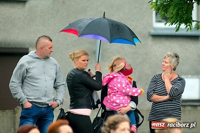 Zdjęcie w galerii na portalu naszraciborz.pl: Tworków Cup 2015: Deszczowy drugi dzień piłkarskich zmagań. Naprzód lepszy od Startu. Puchar pojechał do Rydułtów wiadomości z regionu