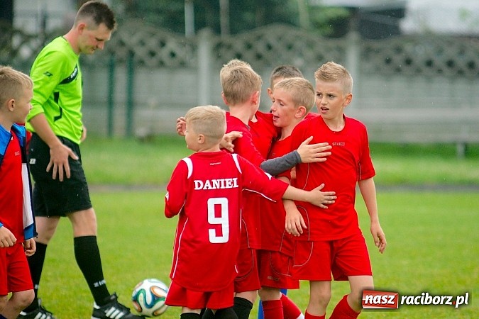 Zdjęcie w galerii na portalu naszraciborz.pl: Tworków Cup 2015: Deszczowy drugi dzień piłkarskich zmagań. Naprzód lepszy od Startu. Puchar pojechał do Rydułtów wiadomości z regionu