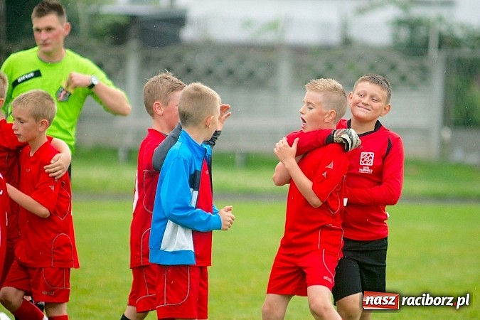 Zdjęcie w galerii na portalu naszraciborz.pl: Tworków Cup 2015: Deszczowy drugi dzień piłkarskich zmagań. Naprzód lepszy od Startu. Puchar pojechał do Rydułtów wiadomości z regionu