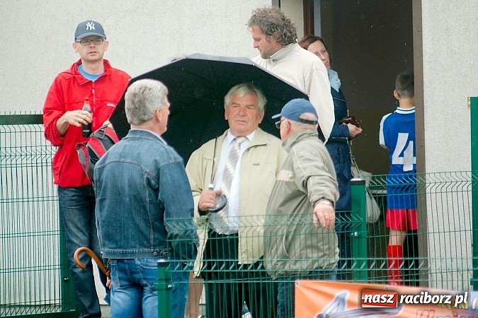 Zdjęcie w galerii na portalu naszraciborz.pl: Tworków Cup 2015: Deszczowy drugi dzień piłkarskich zmagań. Naprzód lepszy od Startu. Puchar pojechał do Rydułtów wiadomości z regionu