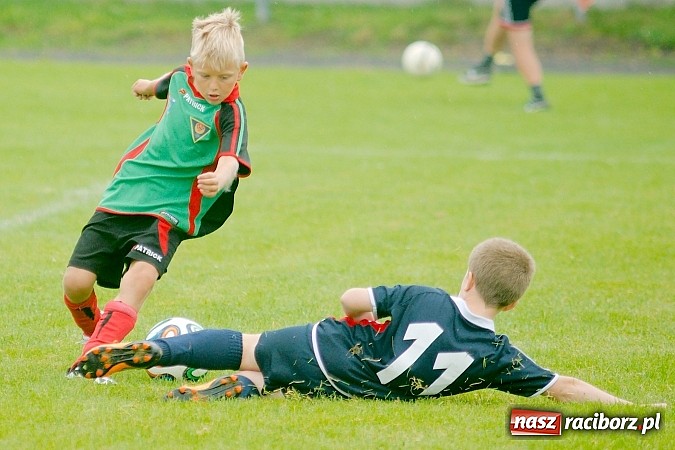 Zdjęcie w galerii na portalu naszraciborz.pl: Tworków Cup 2015: Deszczowy drugi dzień piłkarskich zmagań. Naprzód lepszy od Startu. Puchar pojechał do Rydułtów wiadomości z regionu