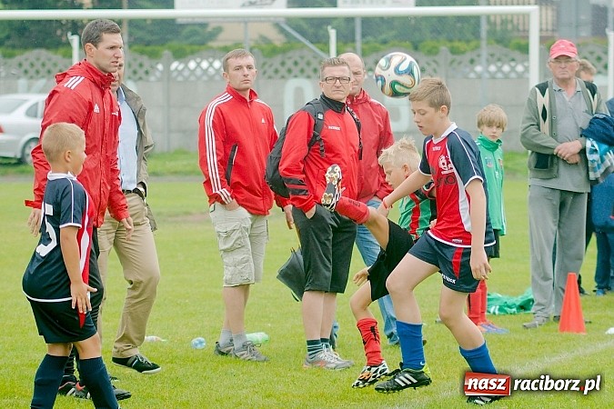Zdjęcie w galerii na portalu naszraciborz.pl: Tworków Cup 2015: Deszczowy drugi dzień piłkarskich zmagań. Naprzód lepszy od Startu. Puchar pojechał do Rydułtów wiadomości z regionu