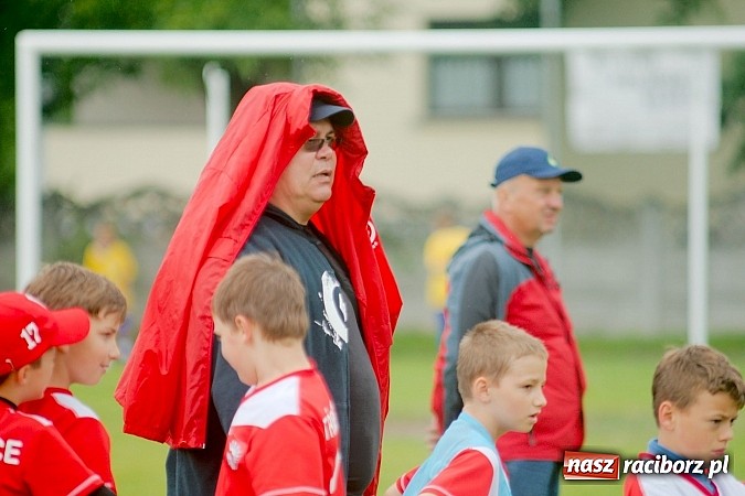 Zdjęcie w galerii na portalu naszraciborz.pl: Tworków Cup 2015: Deszczowy drugi dzień piłkarskich zmagań. Naprzód lepszy od Startu. Puchar pojechał do Rydułtów wiadomości z regionu