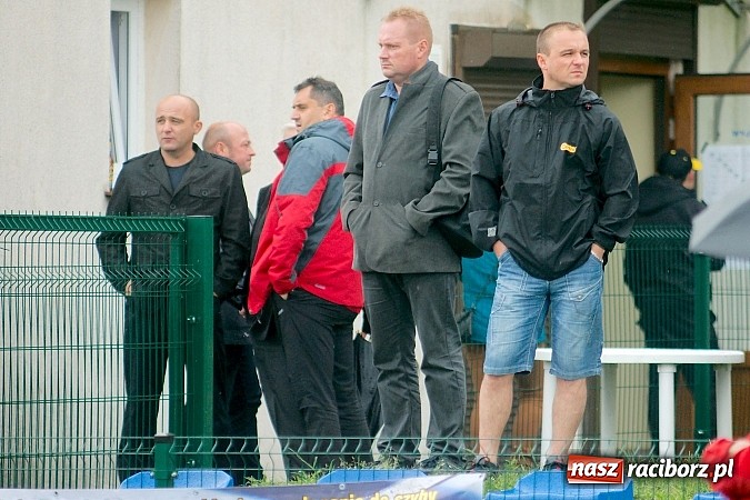 Zdjęcie w galerii na portalu naszraciborz.pl: Tworków Cup 2015: Deszczowy drugi dzień piłkarskich zmagań. Naprzód lepszy od Startu. Puchar pojechał do Rydułtów wiadomości z regionu