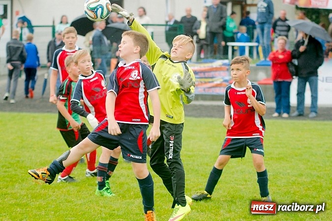 Zdjęcie w galerii na portalu naszraciborz.pl: Tworków Cup 2015: Deszczowy drugi dzień piłkarskich zmagań. Naprzód lepszy od Startu. Puchar pojechał do Rydułtów wiadomości z regionu