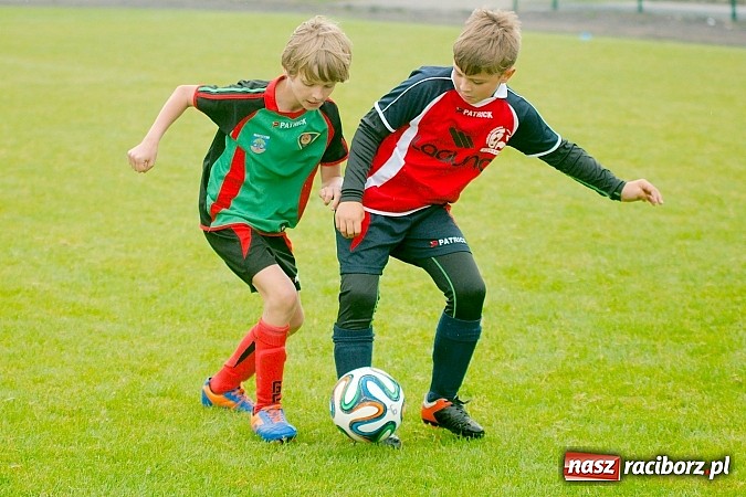 Zdjęcie w galerii na portalu naszraciborz.pl: Tworków Cup 2015: Deszczowy drugi dzień piłkarskich zmagań. Naprzód lepszy od Startu. Puchar pojechał do Rydułtów wiadomości z regionu