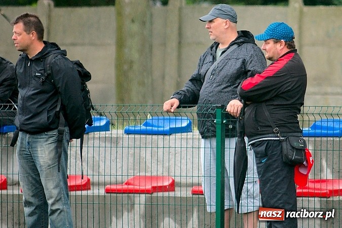 Zdjęcie w galerii na portalu naszraciborz.pl: Tworków Cup 2015: Deszczowy drugi dzień piłkarskich zmagań. Naprzód lepszy od Startu. Puchar pojechał do Rydułtów wiadomości z regionu