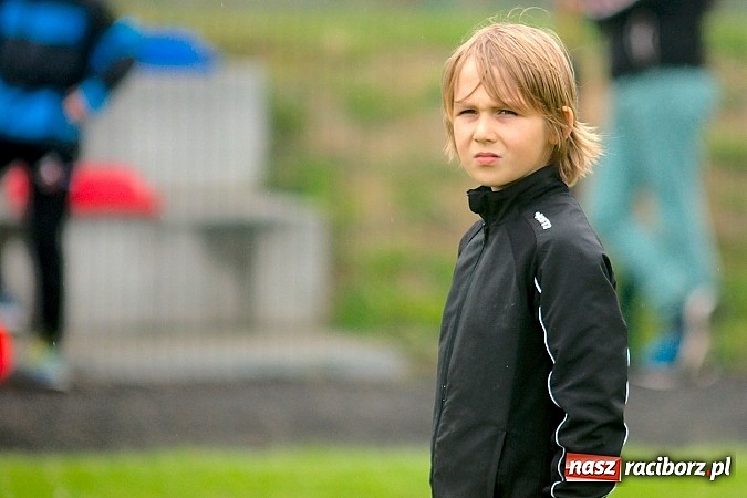 Zdjęcie w galerii na portalu naszraciborz.pl: Tworków Cup 2015: Deszczowy drugi dzień piłkarskich zmagań. Naprzód lepszy od Startu. Puchar pojechał do Rydułtów wiadomości z regionu