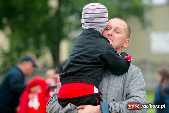 Zdjęcie w galerii na portalu naszraciborz.pl: Tworków Cup 2015: Deszczowy drugi dzień piłkarskich zmagań. Naprzód lepszy od Startu. Puchar pojechał do Rydułtów wiadomości z regionu