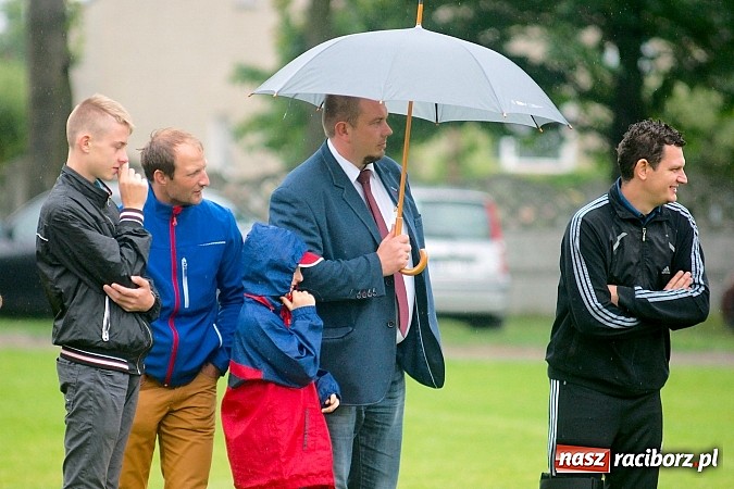 Zdjęcie w galerii na portalu naszraciborz.pl: Tworków Cup 2015: Deszczowy drugi dzień piłkarskich zmagań. Naprzód lepszy od Startu. Puchar pojechał do Rydułtów wiadomości z regionu