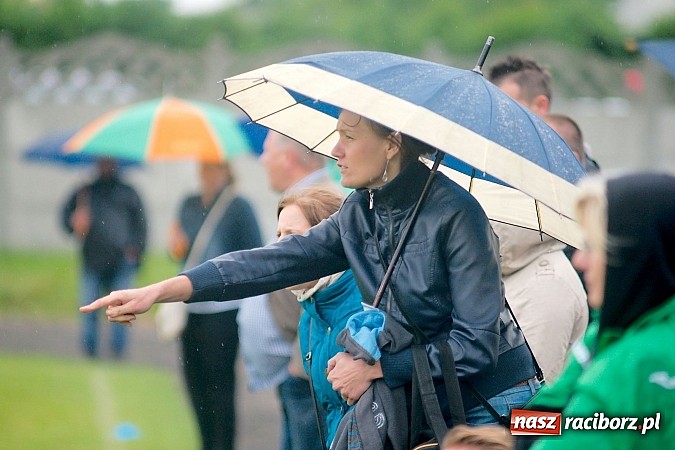 Zdjęcie w galerii na portalu naszraciborz.pl: Tworków Cup 2015: Deszczowy drugi dzień piłkarskich zmagań. Naprzód lepszy od Startu. Puchar pojechał do Rydułtów wiadomości z regionu