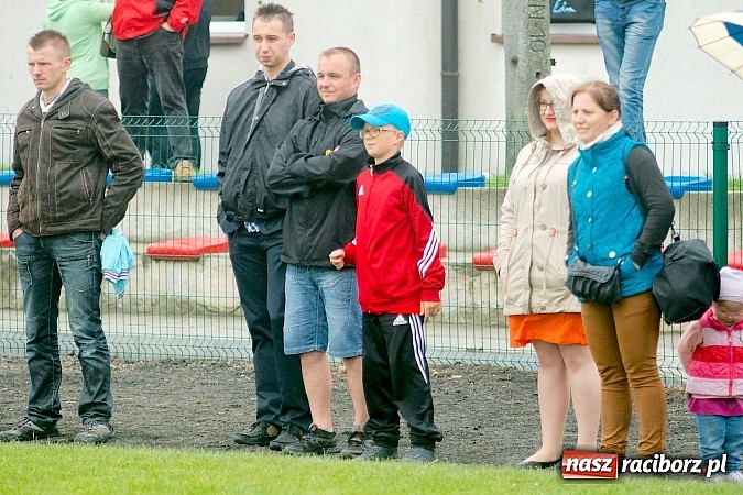 Zdjęcie w galerii na portalu naszraciborz.pl: Tworków Cup 2015: Deszczowy drugi dzień piłkarskich zmagań. Naprzód lepszy od Startu. Puchar pojechał do Rydułtów wiadomości z regionu