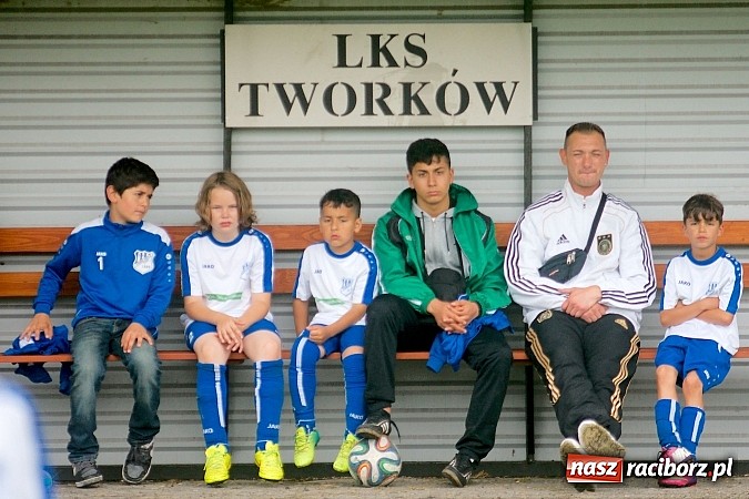 Zdjęcie w galerii na portalu naszraciborz.pl: Tworków Cup 2015: Deszczowy drugi dzień piłkarskich zmagań. Naprzód lepszy od Startu. Puchar pojechał do Rydułtów wiadomości z regionu