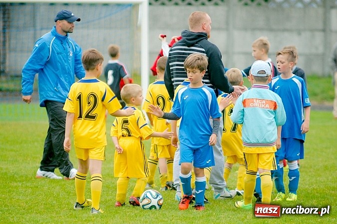 Zdjęcie w galerii na portalu naszraciborz.pl: Tworków Cup 2015: Deszczowy drugi dzień piłkarskich zmagań. Naprzód lepszy od Startu. Puchar pojechał do Rydułtów wiadomości z regionu