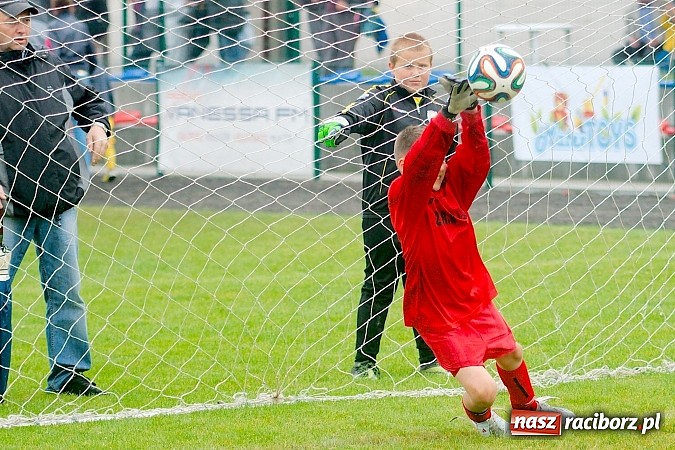 Zdjęcie w galerii na portalu naszraciborz.pl: Tworków Cup 2015: Deszczowy drugi dzień piłkarskich zmagań. Naprzód lepszy od Startu. Puchar pojechał do Rydułtów wiadomości z regionu