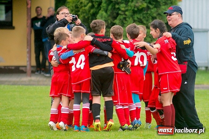 Zdjęcie w galerii na portalu naszraciborz.pl: Tworków Cup 2015: Deszczowy drugi dzień piłkarskich zmagań. Naprzód lepszy od Startu. Puchar pojechał do Rydułtów wiadomości z regionu