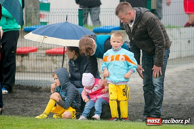 Zdjęcie w galerii na portalu naszraciborz.pl: Tworków Cup 2015: Deszczowy drugi dzień piłkarskich zmagań. Naprzód lepszy od Startu. Puchar pojechał do Rydułtów wiadomości z regionu