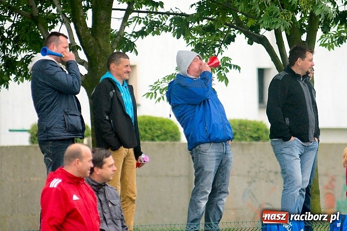 Zdjęcie w galerii na portalu naszraciborz.pl: Tworków Cup 2015: Deszczowy drugi dzień piłkarskich zmagań. Naprzód lepszy od Startu. Puchar pojechał do Rydułtów wiadomości z regionu