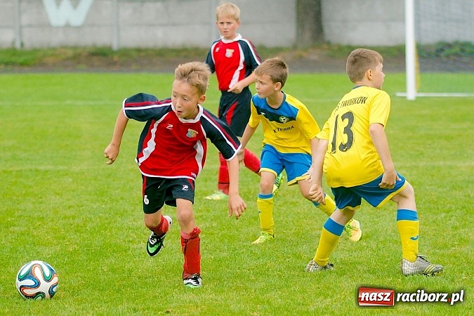 Zdjęcie w galerii na portalu naszraciborz.pl: Tworków Cup 2015: Deszczowy drugi dzień piłkarskich zmagań. Naprzód lepszy od Startu. Puchar pojechał do Rydułtów wiadomości z regionu