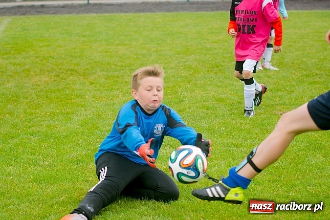 Zdjęcie w galerii na portalu naszraciborz.pl: Tworków Cup 2015: Deszczowy drugi dzień piłkarskich zmagań. Naprzód lepszy od Startu. Puchar pojechał do Rydułtów wiadomości z regionu