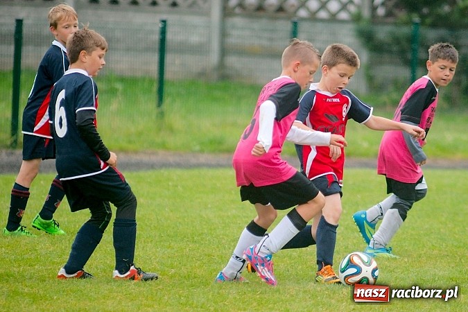Zdjęcie w galerii na portalu naszraciborz.pl: Tworków Cup 2015: Deszczowy drugi dzień piłkarskich zmagań. Naprzód lepszy od Startu. Puchar pojechał do Rydułtów wiadomości z regionu