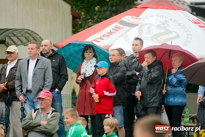 Zdjęcie w galerii na portalu naszraciborz.pl: Tworków Cup 2015: Deszczowy drugi dzień piłkarskich zmagań. Naprzód lepszy od Startu. Puchar pojechał do Rydułtów wiadomości z regionu